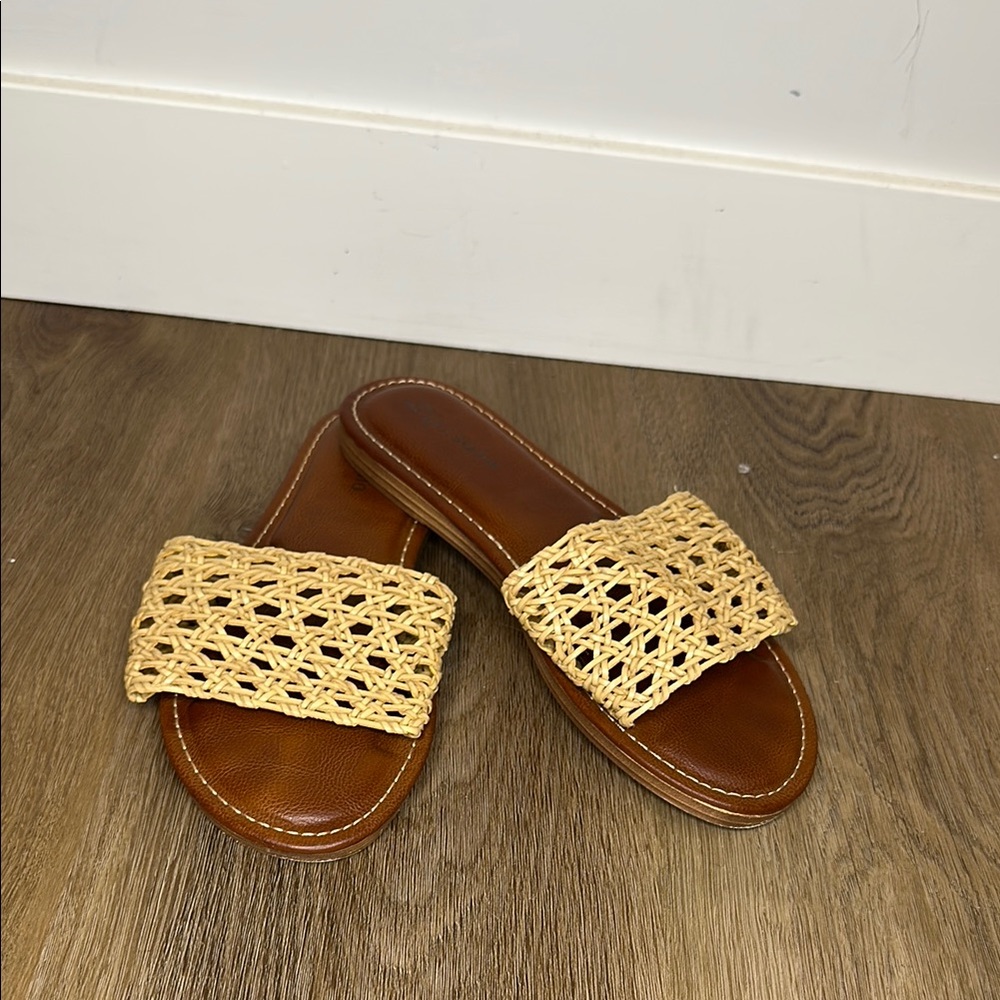 Woven Rafia Slide Flat Sandals. Tan and Brown Women’s Size 8.5 Aprox ZIGI SOHO